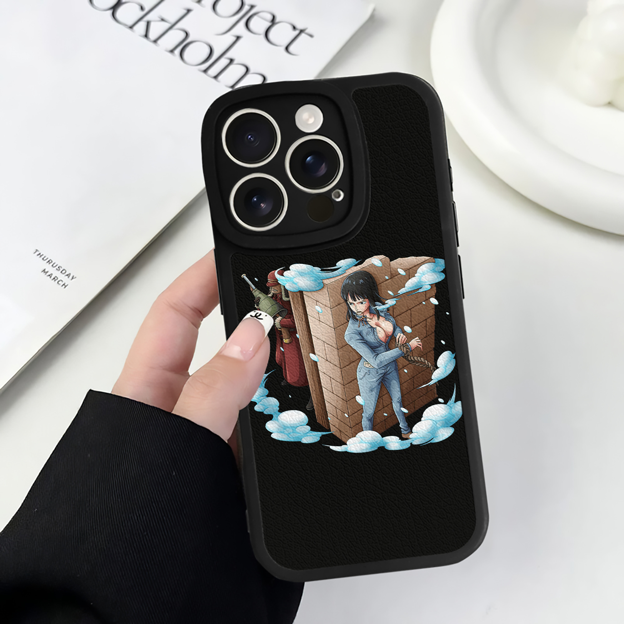 （画像用） ワンピース ニコ・ロビン ONE PIECE Nico Robin 【iPhone 16シリーズ対応】シリコンスマホケース（レザー調） 材質：シリコン